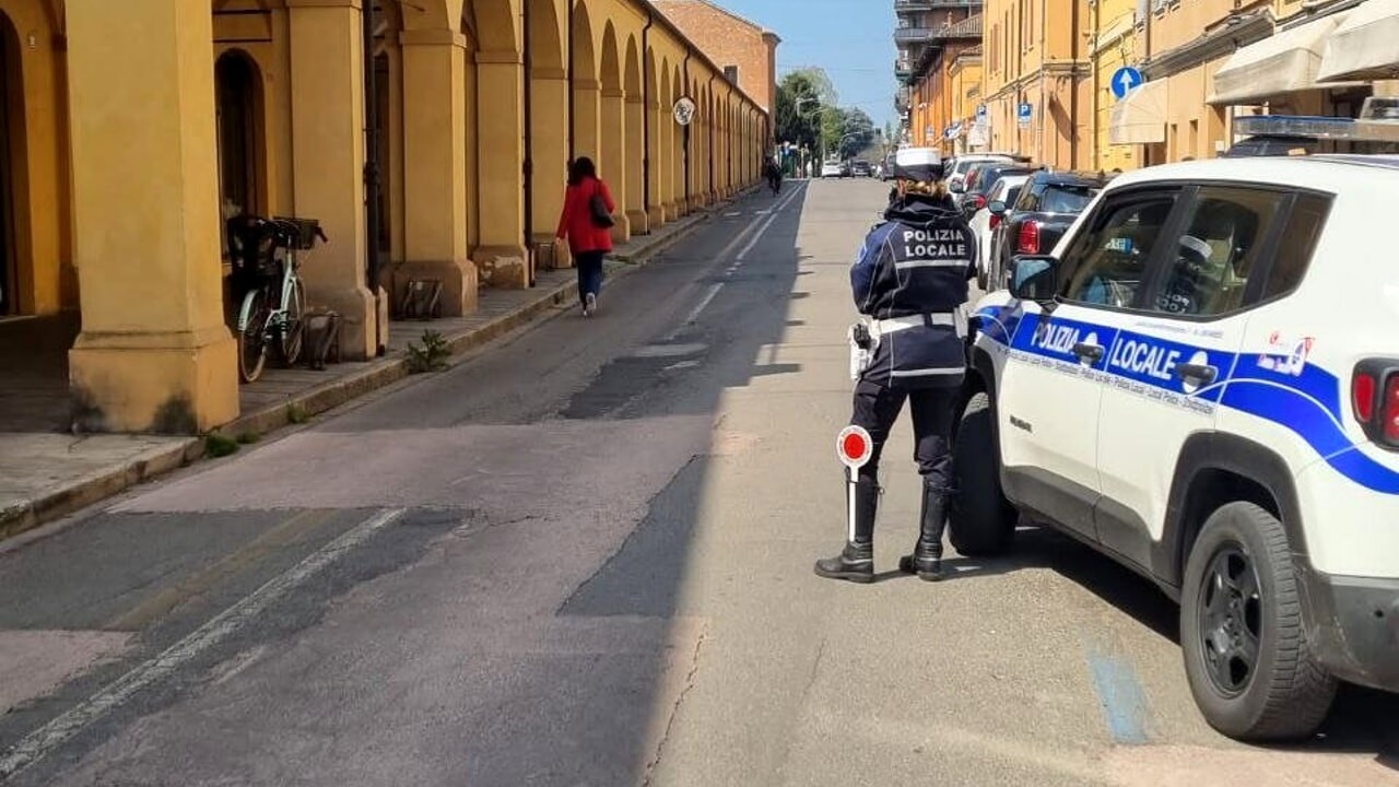 Bicicletta trasformata in ciclomotore, senza casco, polizza e  immatricolazione: multa di seimila euro a un giovane Attualità - Voce:  notizie di Attualità, Cultura, Sociale, Sanità e Sport per la città di Carpi